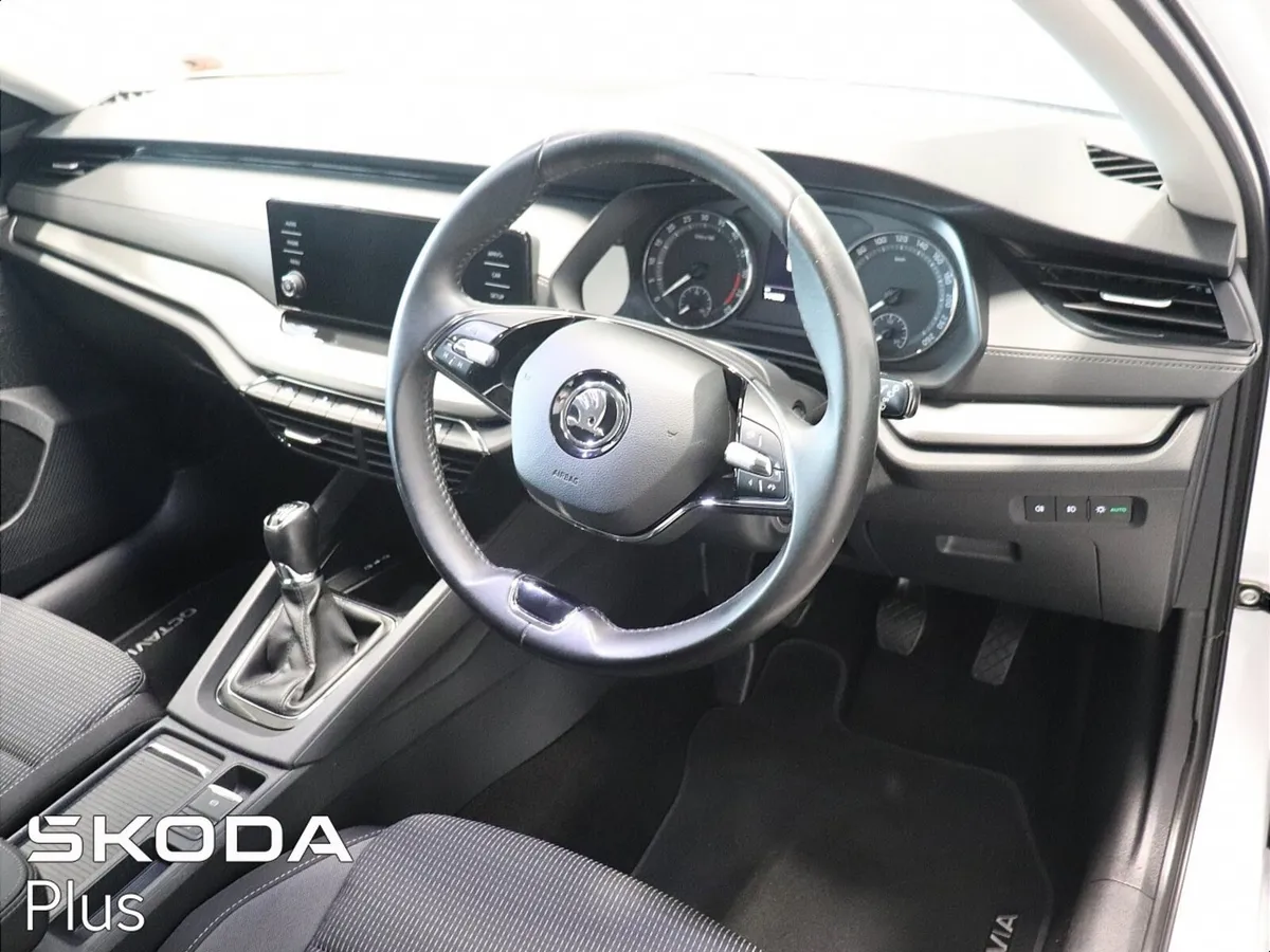 Skoda Octavia Saloon, Diesel, 2023, White