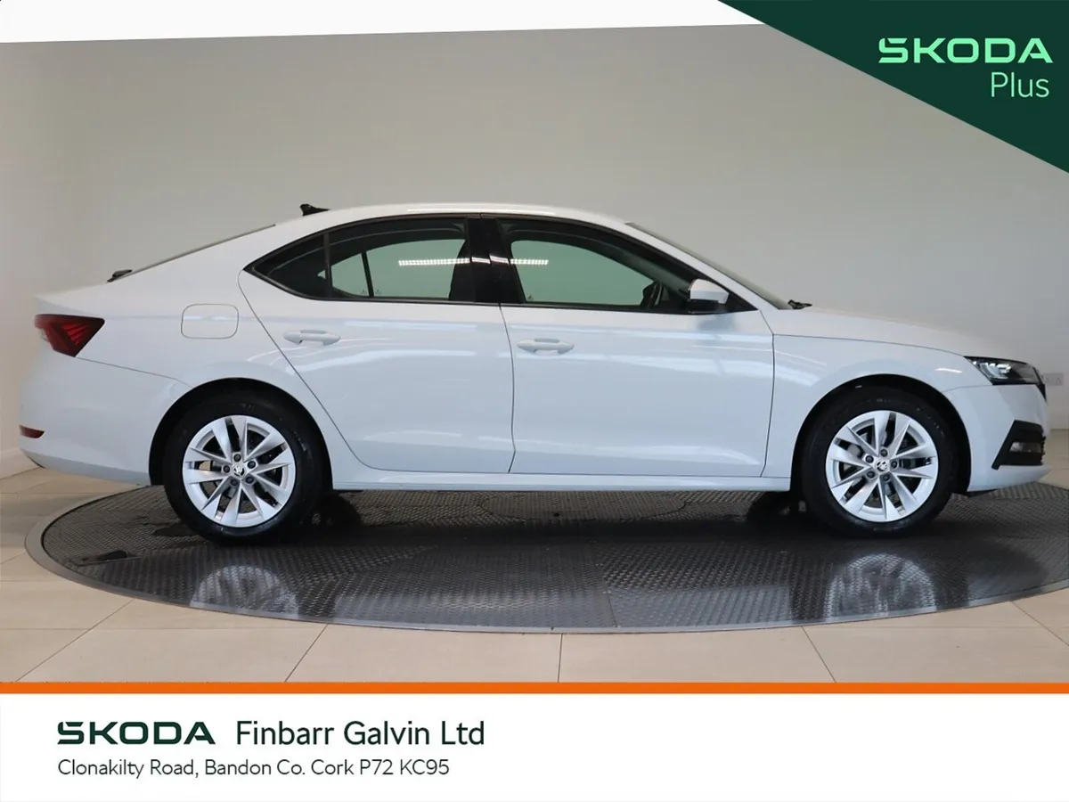 Skoda Octavia Saloon, Diesel, 2023, White