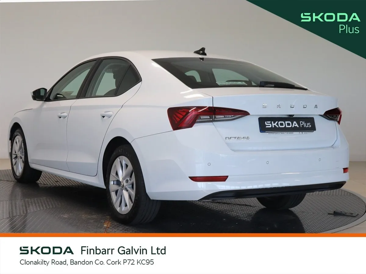 Skoda Octavia Saloon, Diesel, 2023, White