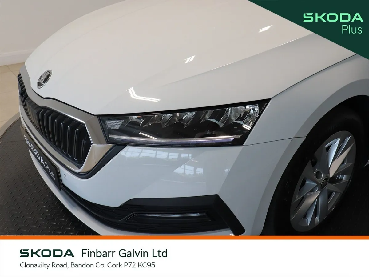 Skoda Octavia Saloon, Diesel, 2023, White