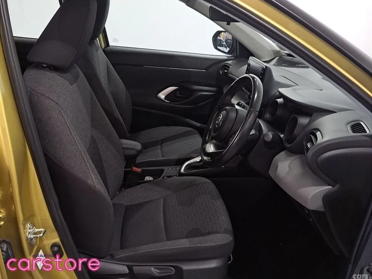 Toyota Yaris Cross Hatchback, Petrol Hybrid, 2022, Yellow