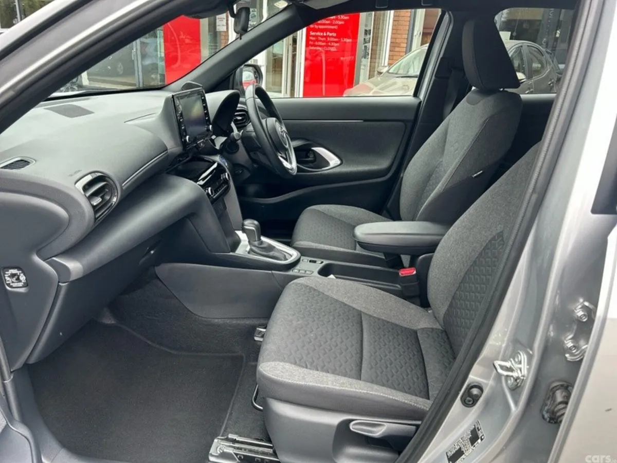 Toyota Yaris Cross Hatchback, Petrol Hybrid, 2022, Grey
