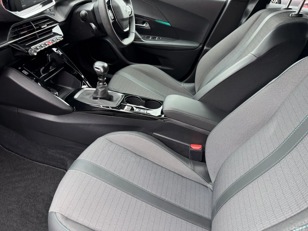 Peugeot 2008 MPV, Petrol, 2023, White