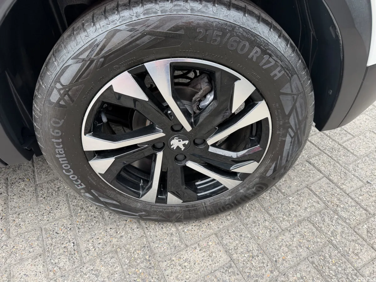 Peugeot 2008 MPV, Petrol, 2023, White