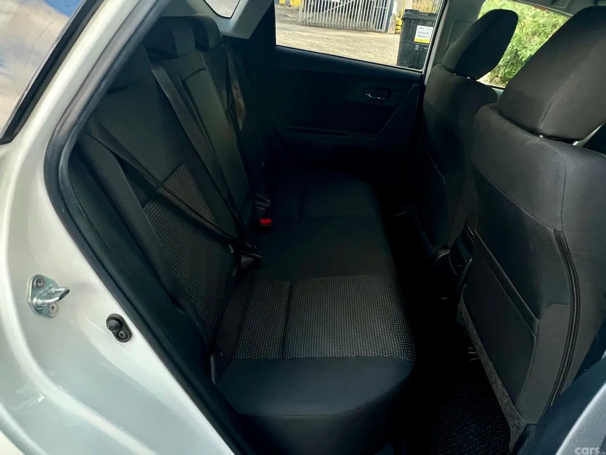 Toyota Auris Hatchback, Petrol, 2013, White