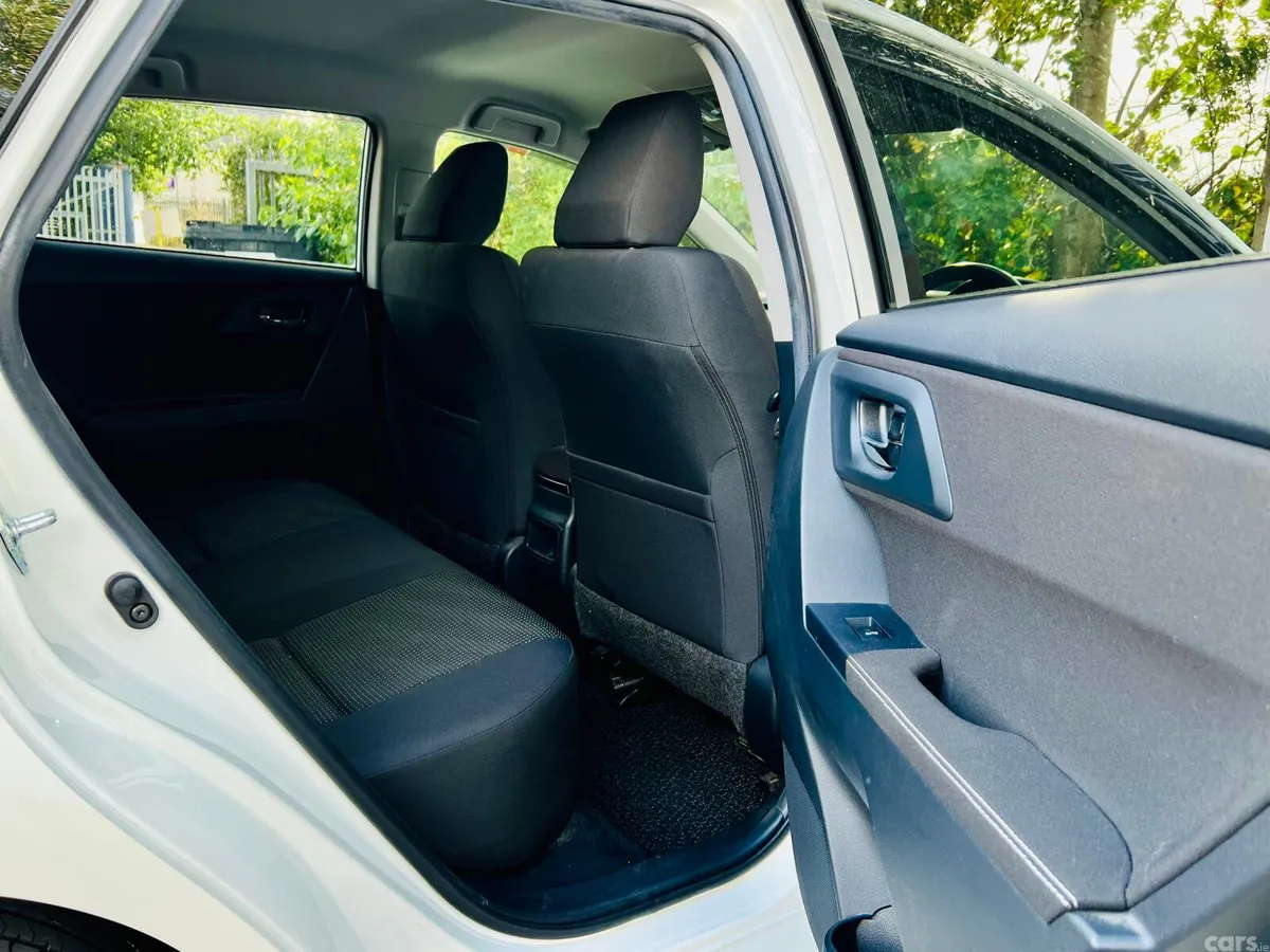Toyota Auris Hatchback, Petrol, 2013, White