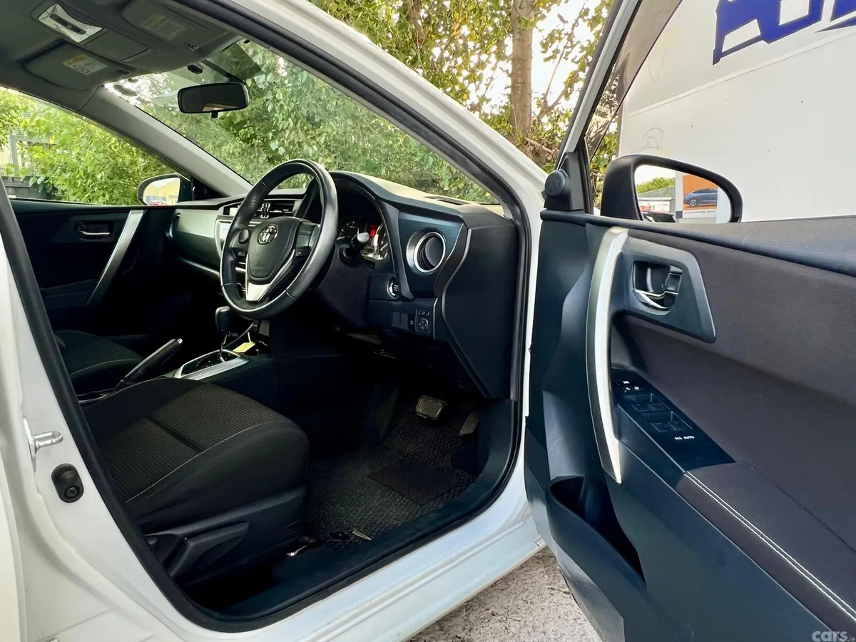 Toyota Auris Hatchback, Petrol, 2013, White