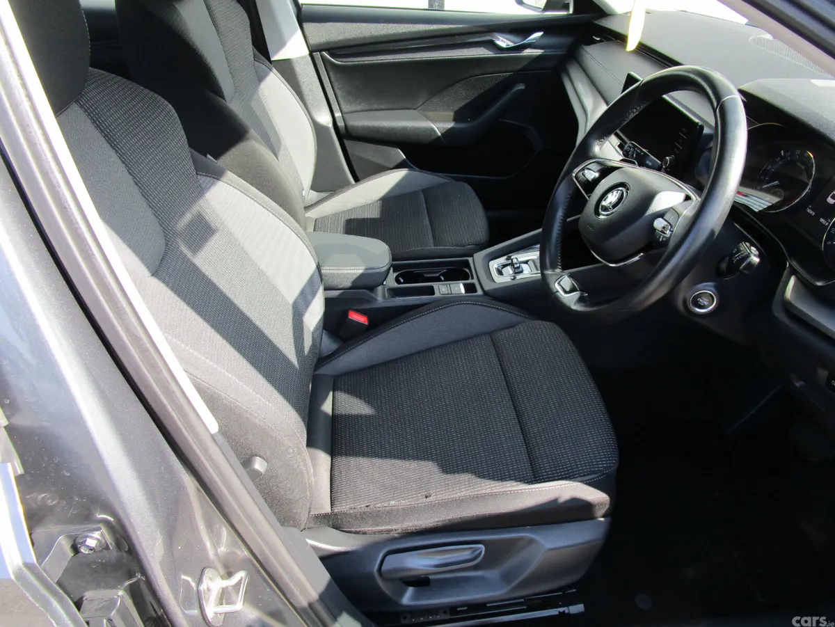 Skoda Octavia Saloon, Diesel, 2023, Grey