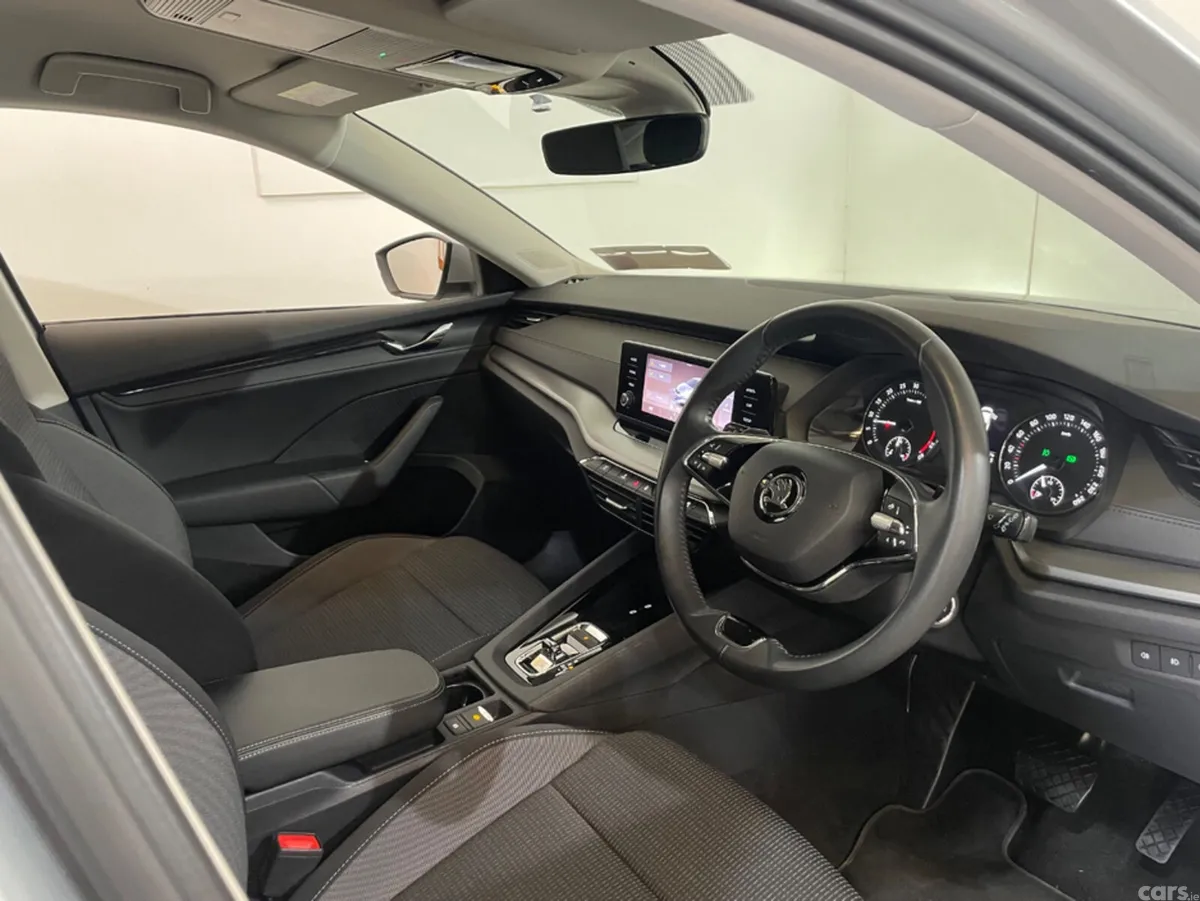 Skoda Octavia Hatchback, Diesel, 2023, Grey