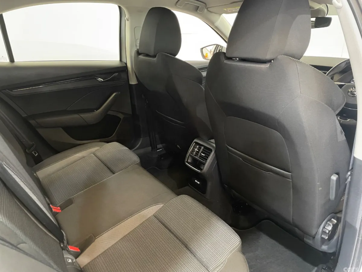 Skoda Octavia Hatchback, Diesel, 2023, Grey