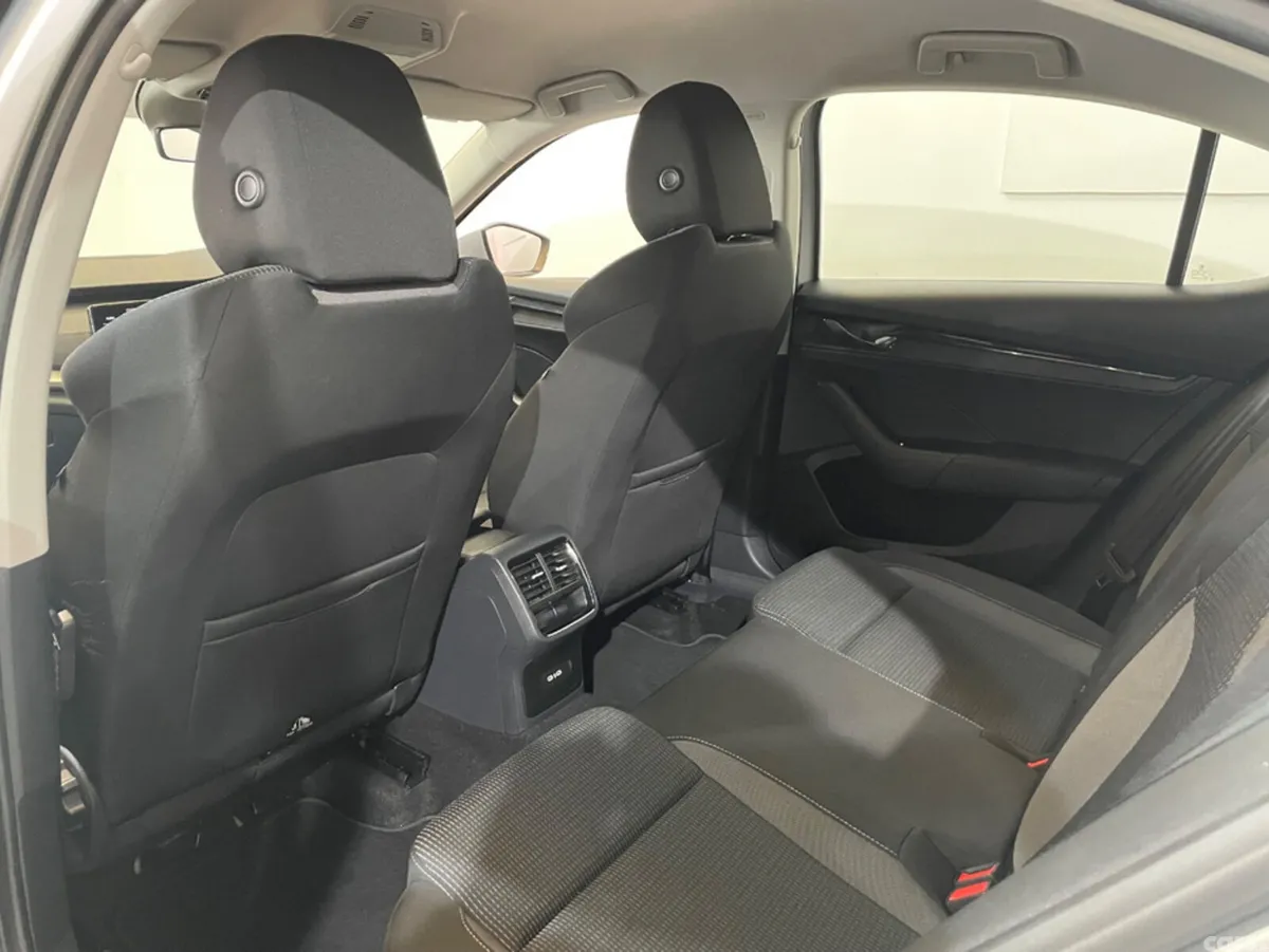 Skoda Octavia Hatchback, Diesel, 2023, Grey