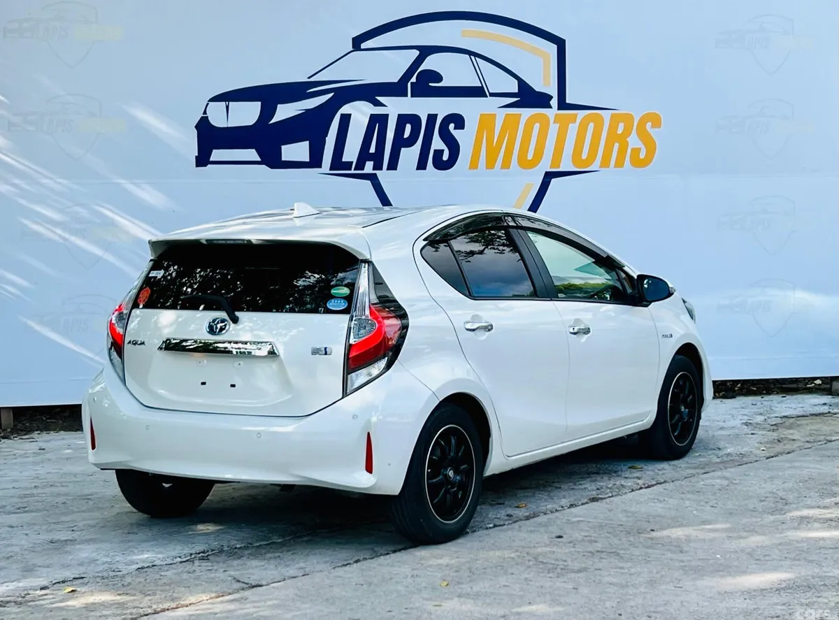 Toyota Aqua Hatchback, Petrol Hybrid, 2018, White