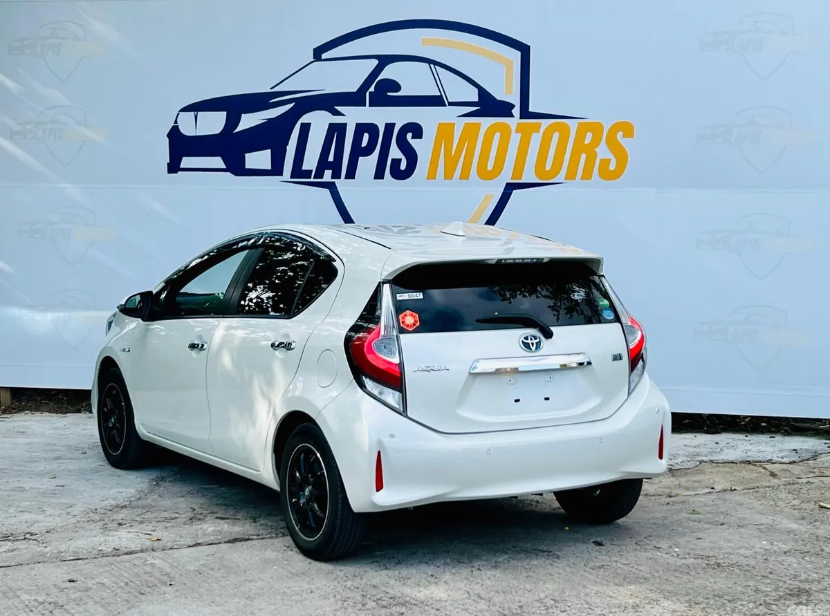 Toyota Aqua Hatchback, Petrol Hybrid, 2018, White