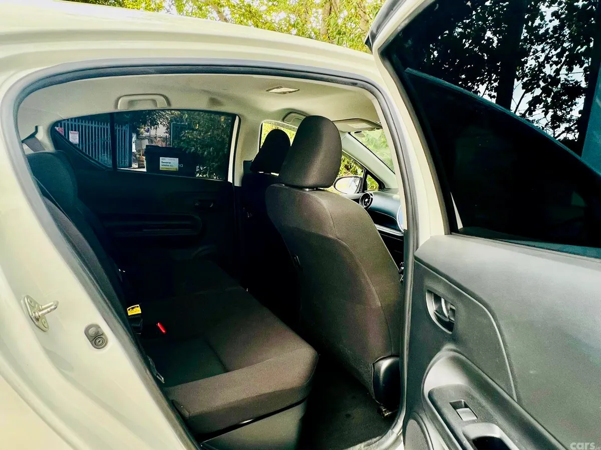Toyota Aqua Hatchback, Petrol Hybrid, 2018, White