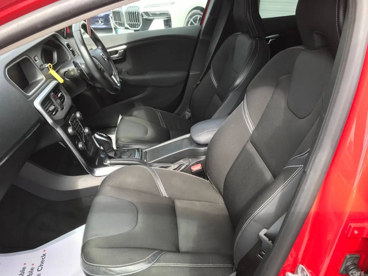 Volvo V40 Hatchback, Diesel, 2018, Red