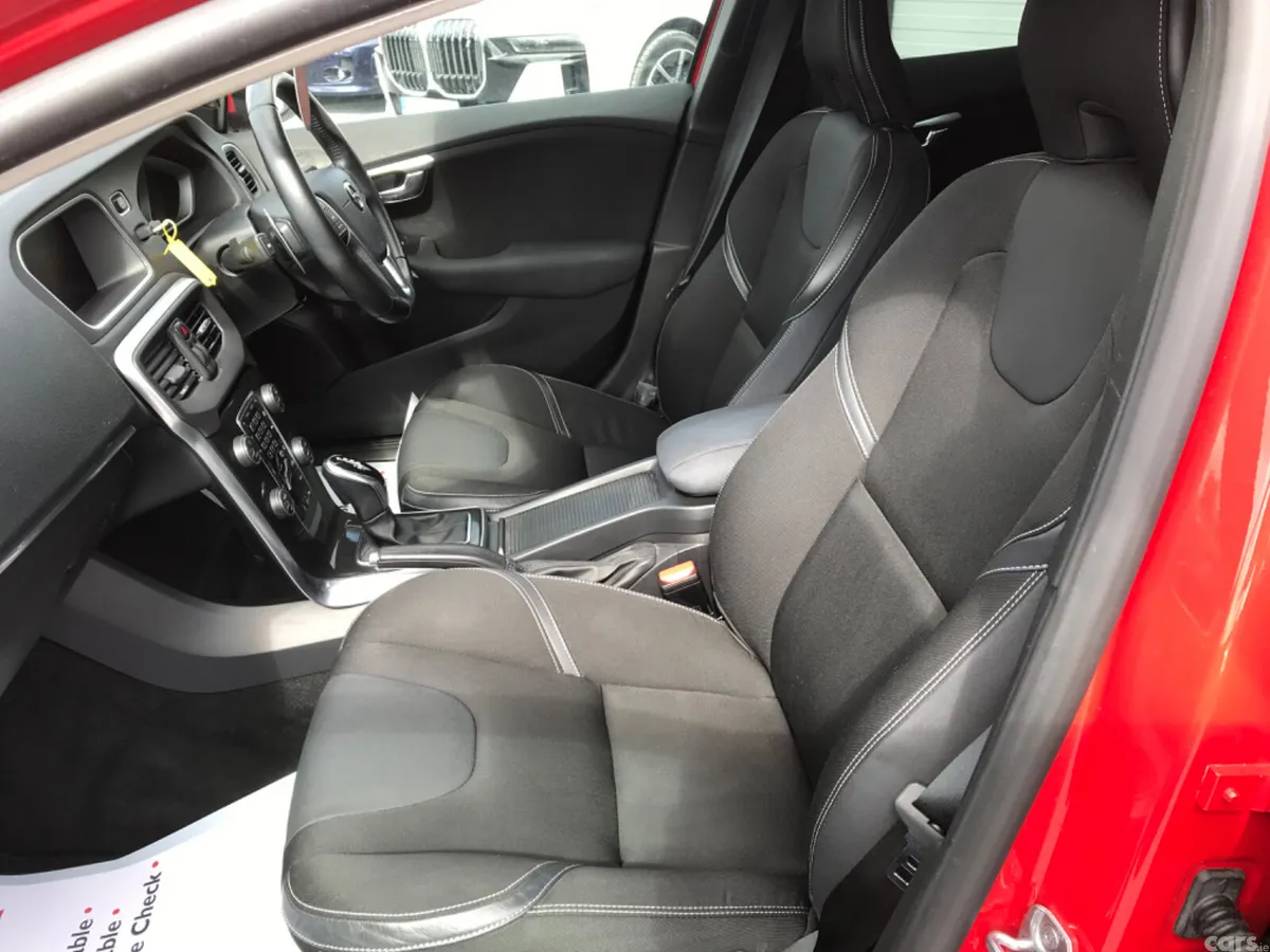 Volvo V40 Hatchback, Diesel, 2018, Red