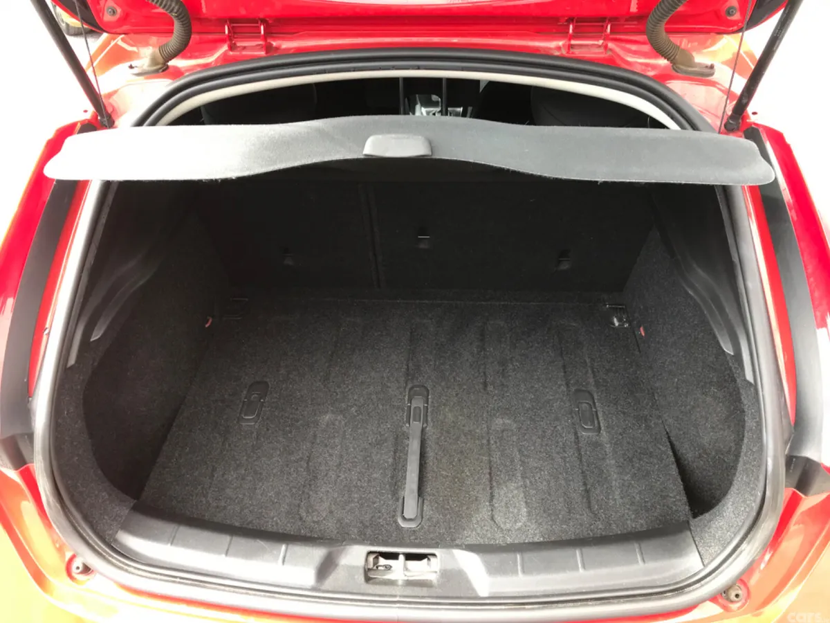 Volvo V40 Hatchback, Diesel, 2018, Red