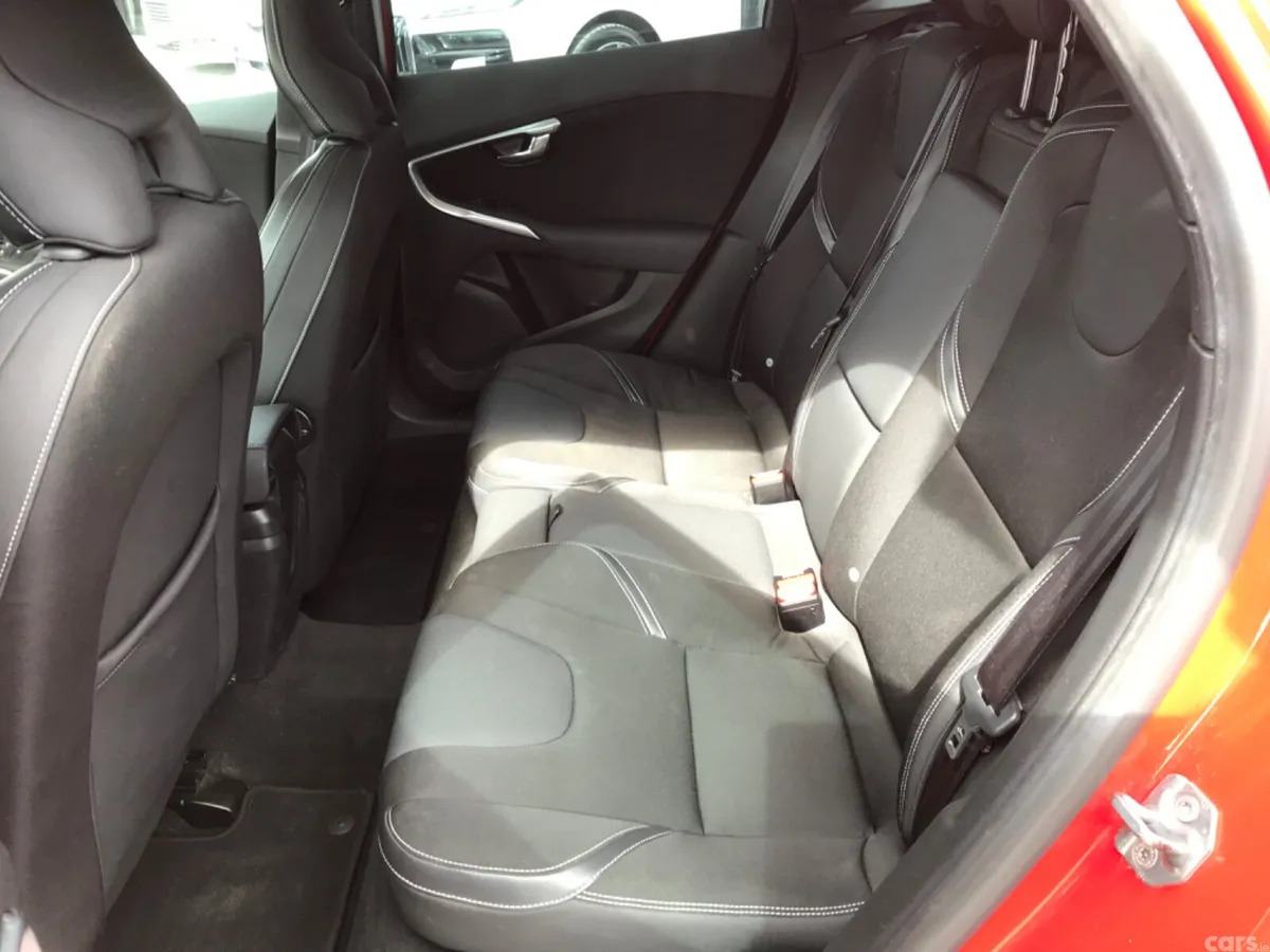 Volvo V40 Hatchback, Diesel, 2018, Red