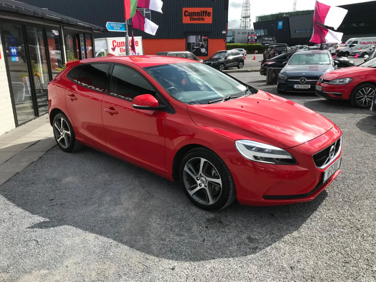 Volvo V40 Hatchback, Diesel, 2018, Red