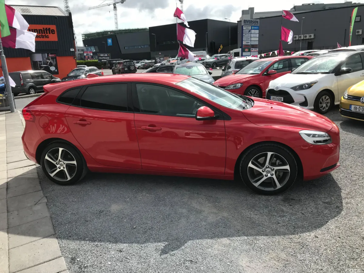 Volvo V40 Hatchback, Diesel, 2018, Red