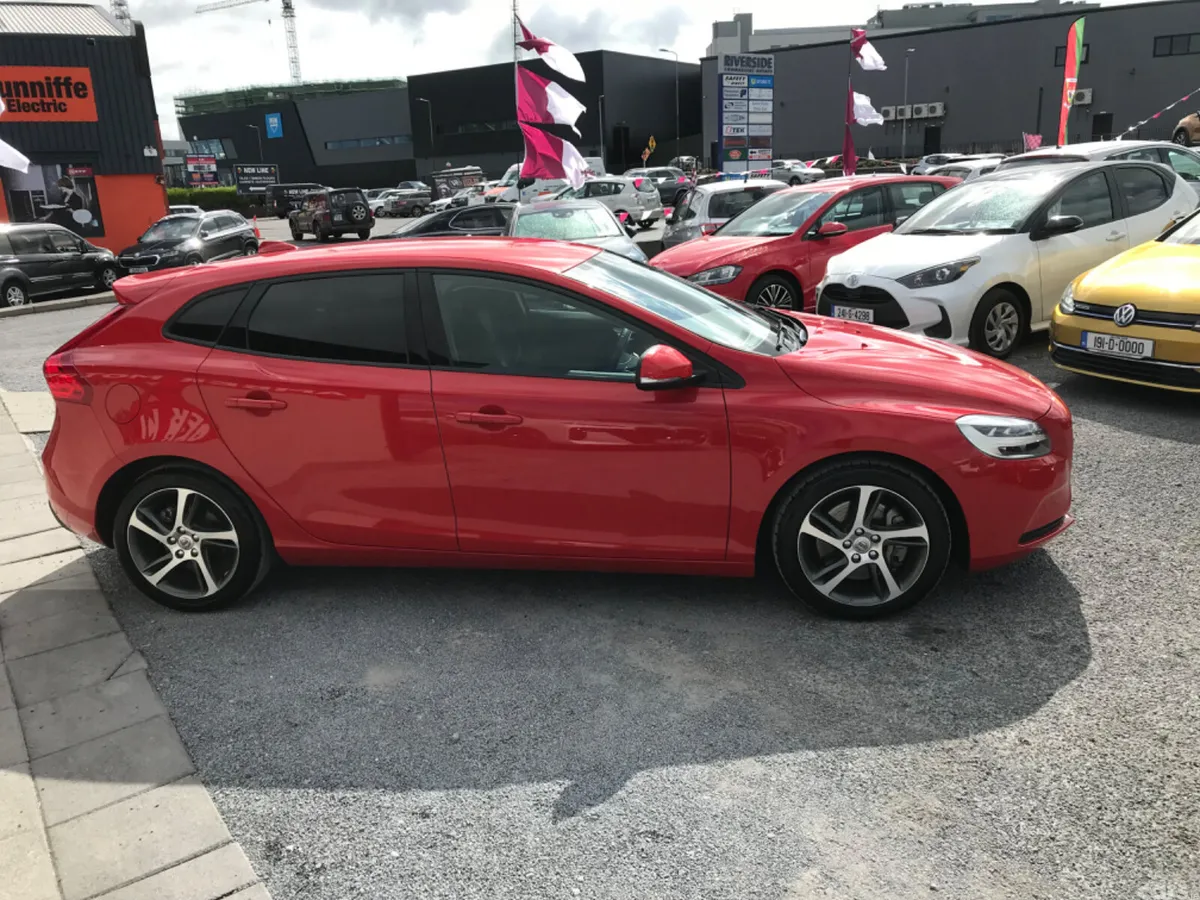 Volvo V40 Hatchback, Diesel, 2018, Red