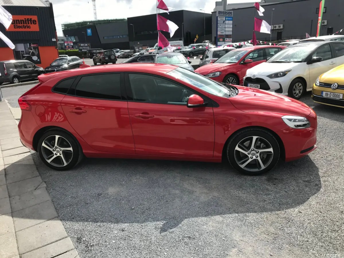 Volvo V40 Hatchback, Diesel, 2018, Red