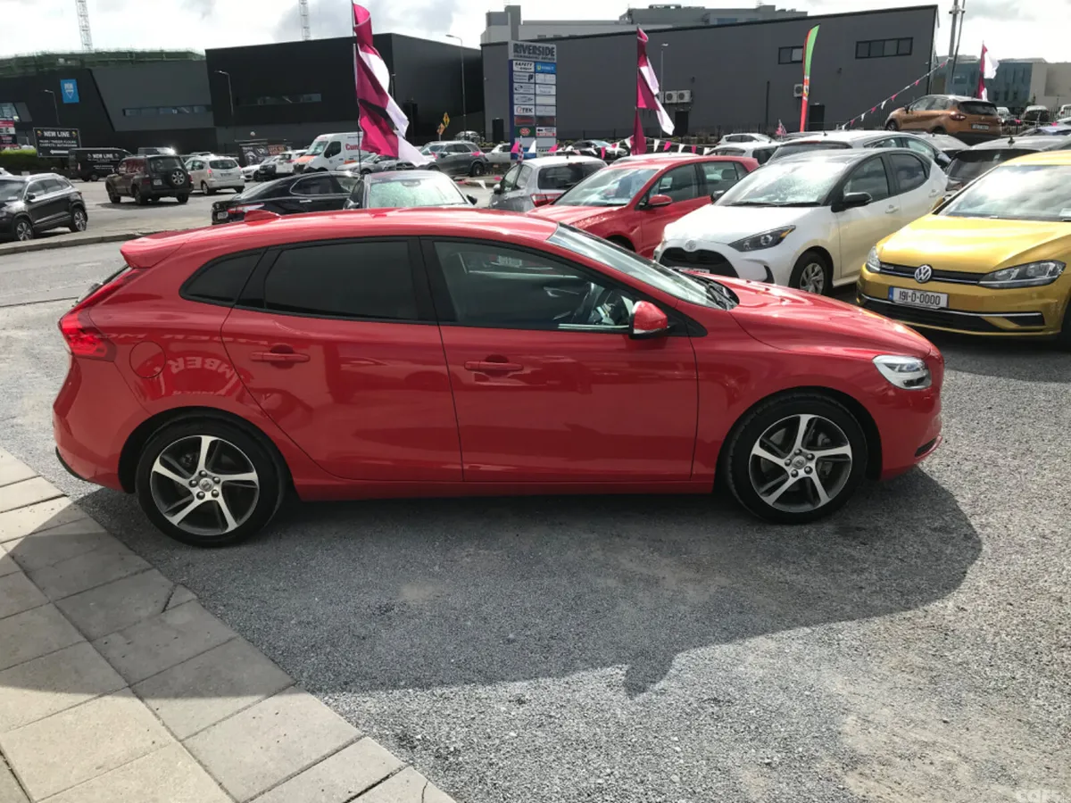 Volvo V40 Hatchback, Diesel, 2018, Red