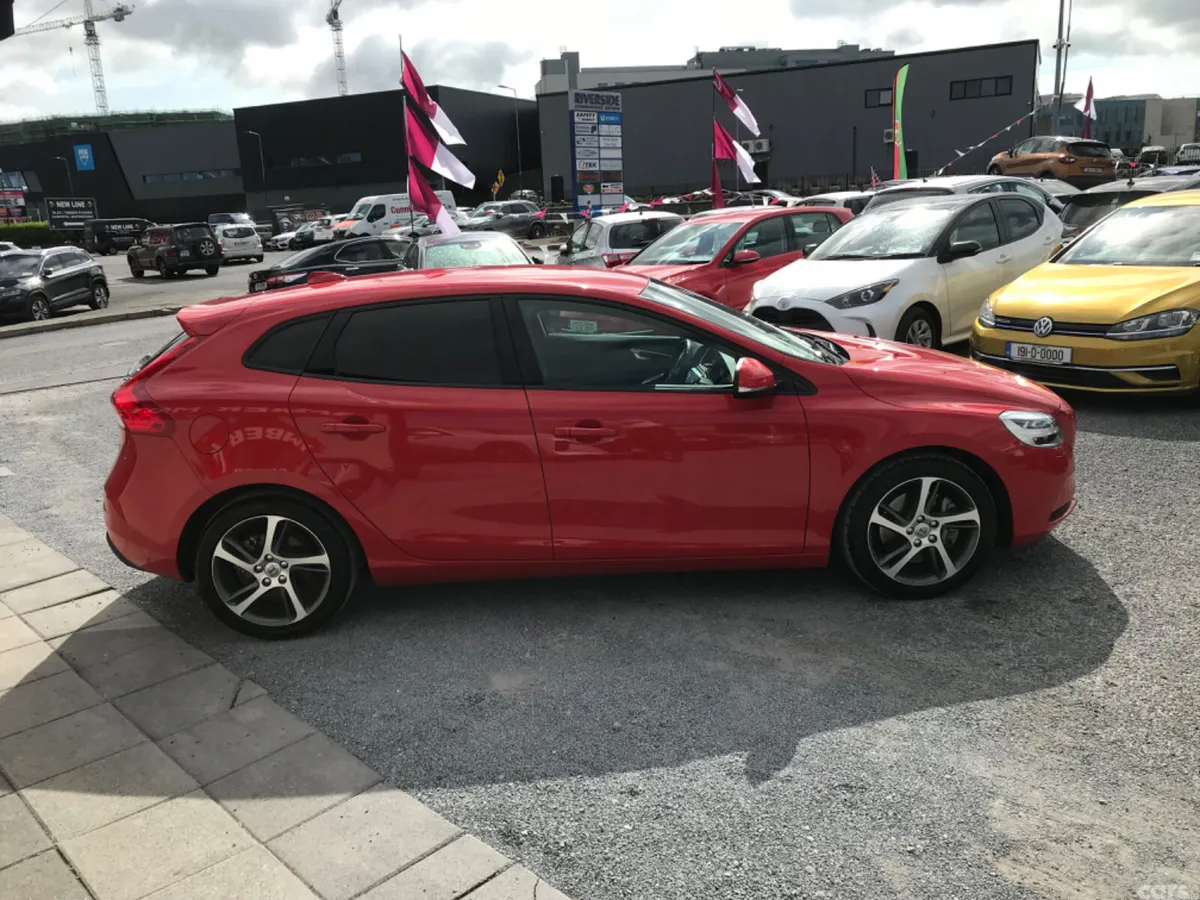 Volvo V40 Hatchback, Diesel, 2018, Red