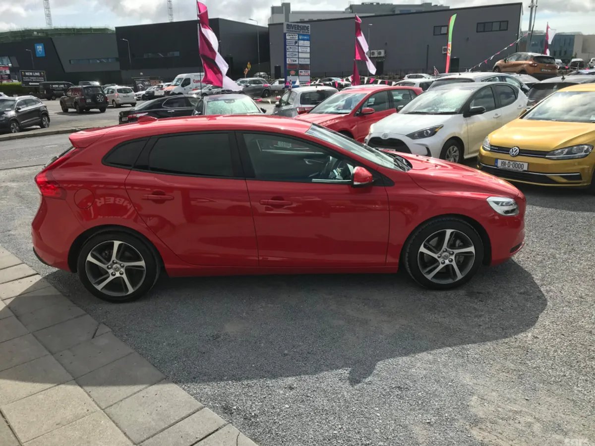 Volvo V40 Hatchback, Diesel, 2018, Red