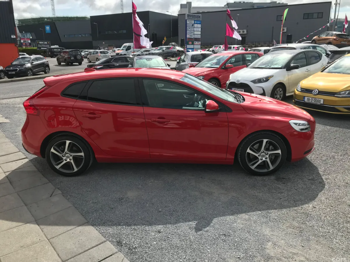 Volvo V40 Hatchback, Diesel, 2018, Red