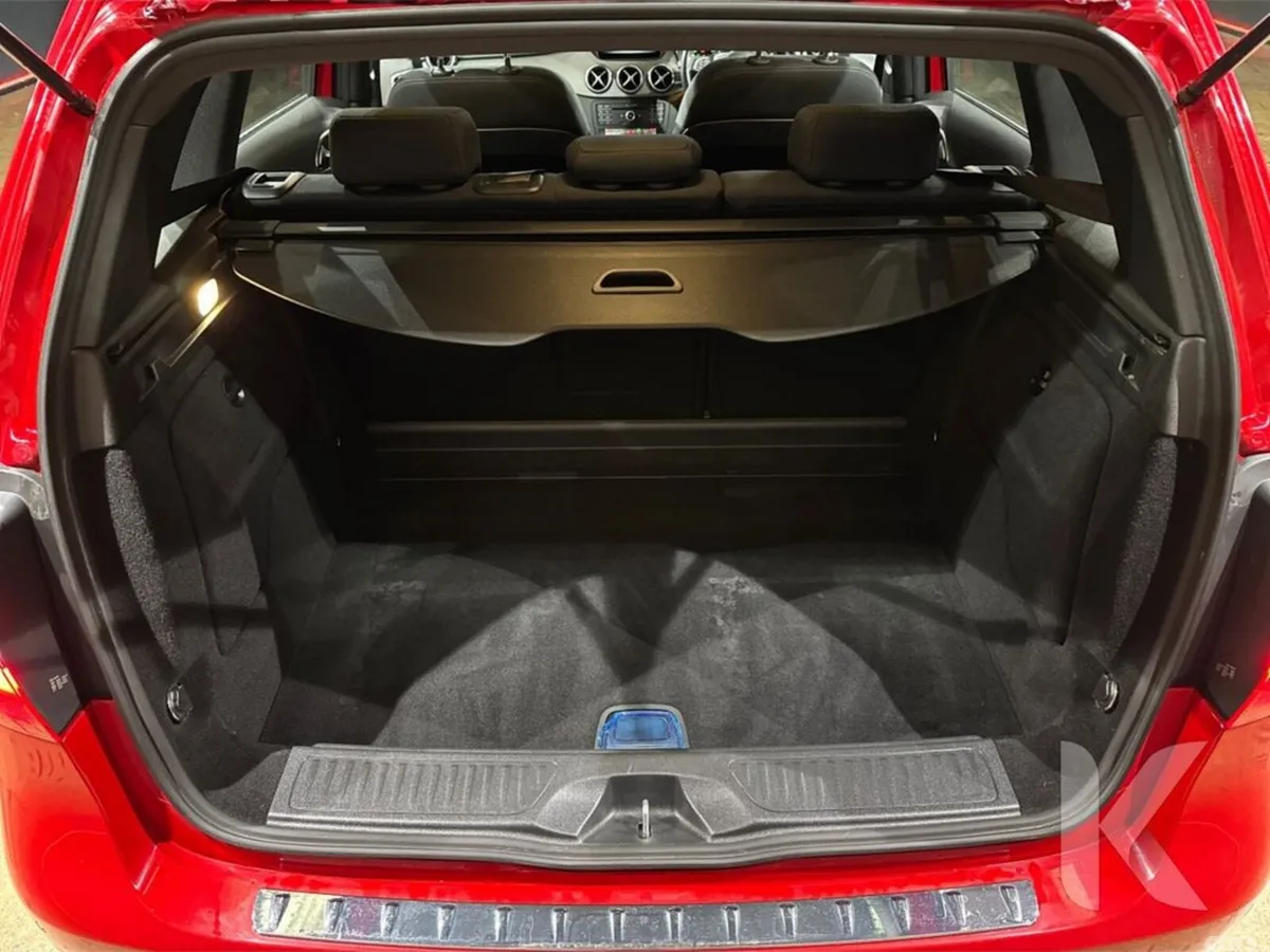 Mercedes-Benz B-Class Hatchback, Petrol, 2017, Red