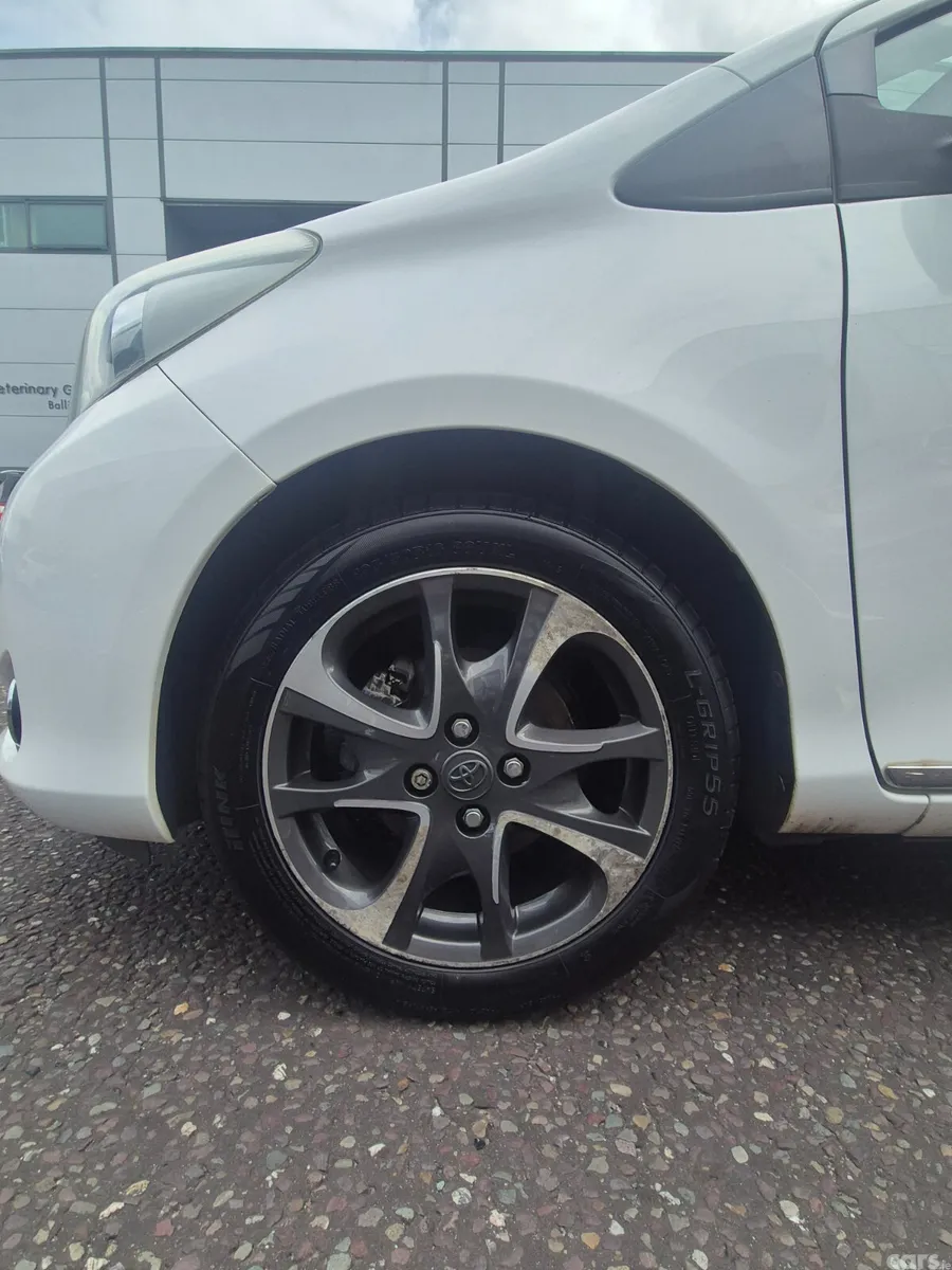Toyota Yaris Hatchback, Petrol, 2014, White