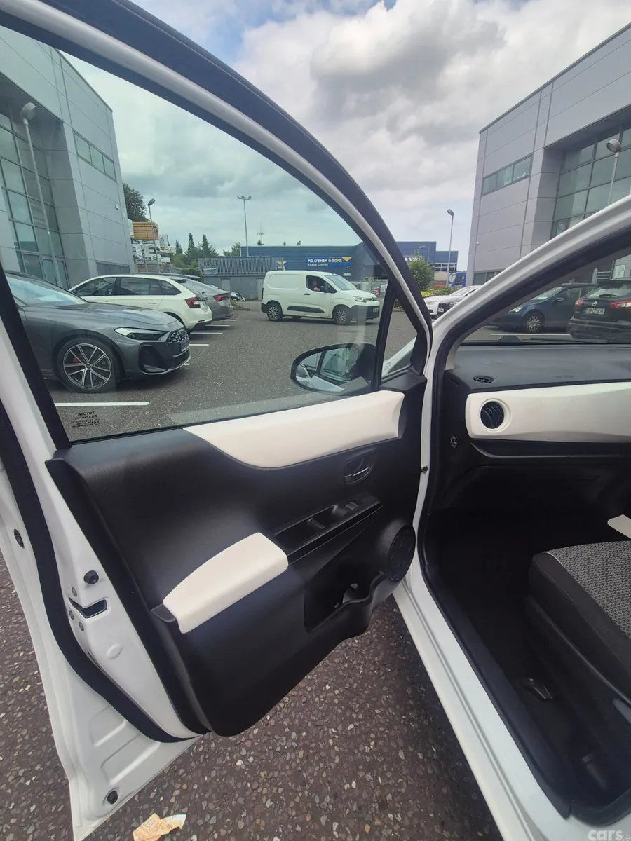 Toyota Yaris Hatchback, Petrol, 2014, White