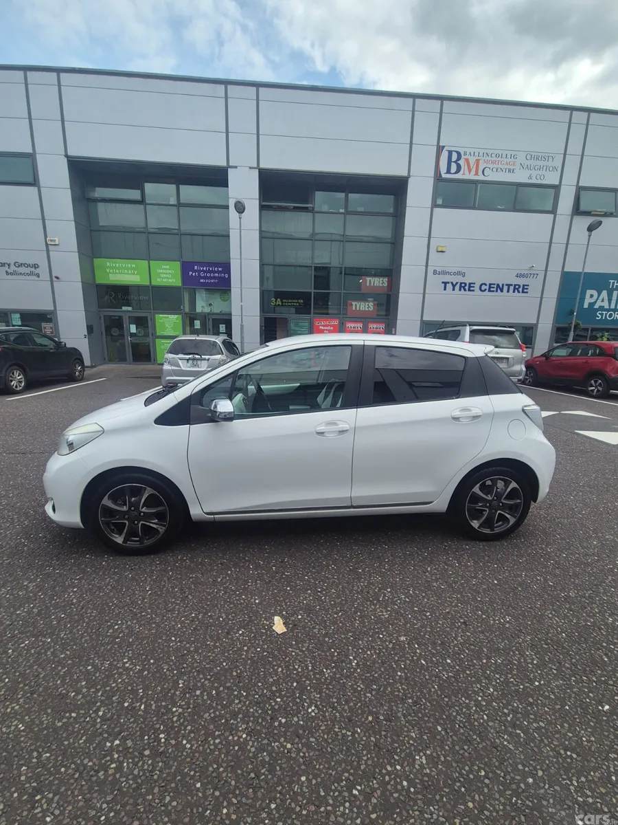 Toyota Yaris Hatchback, Petrol, 2014, White