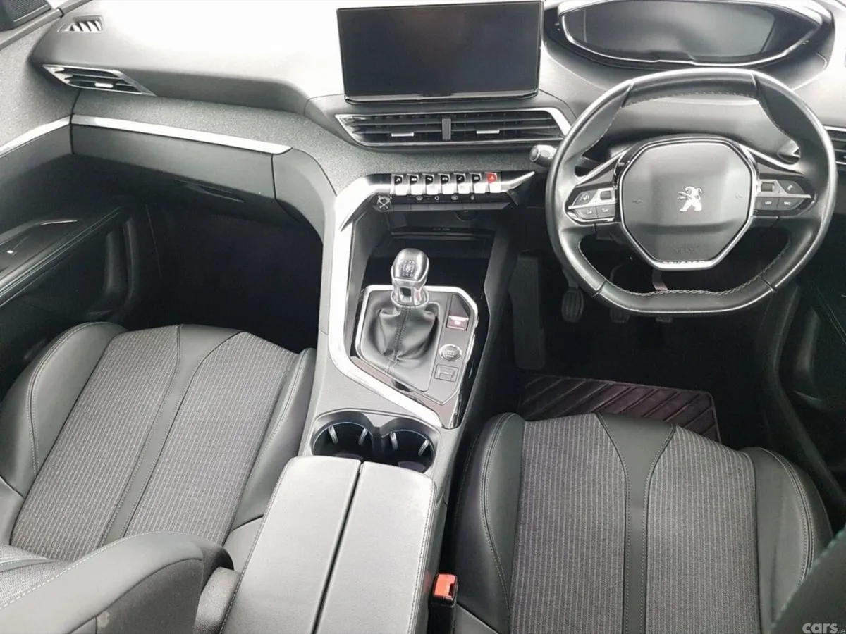Peugeot 5008 MPV, Petrol, 2021, Red