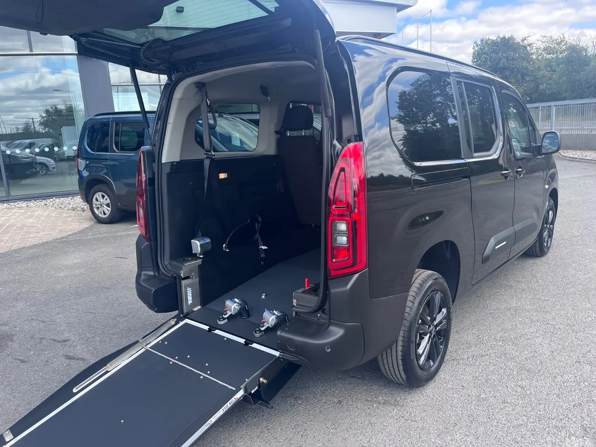 Citroen Berlingo Multispace MPV, Diesel, 2027, Black