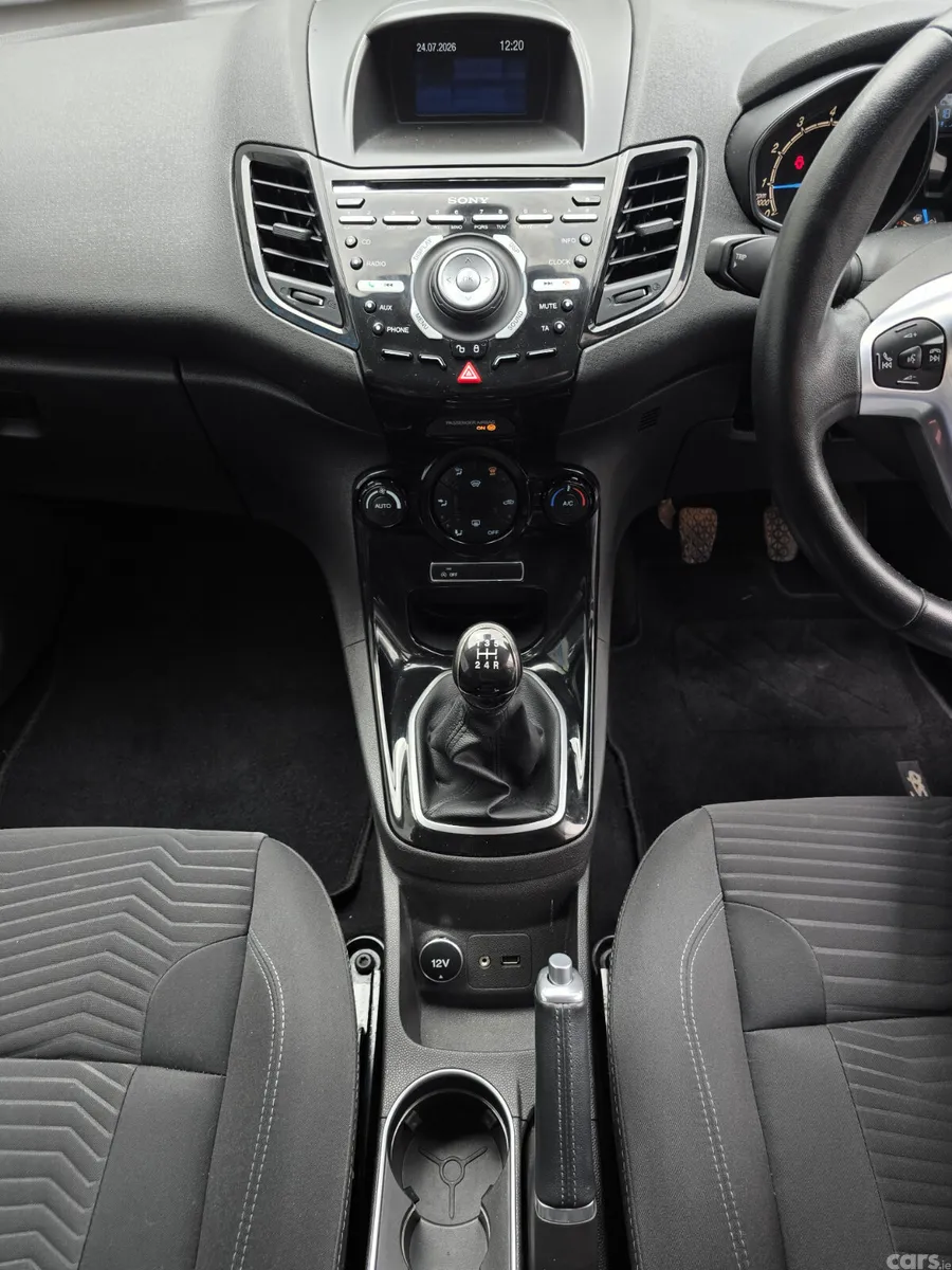 Ford Fiesta Hatchback, Petrol, 2015, Silver