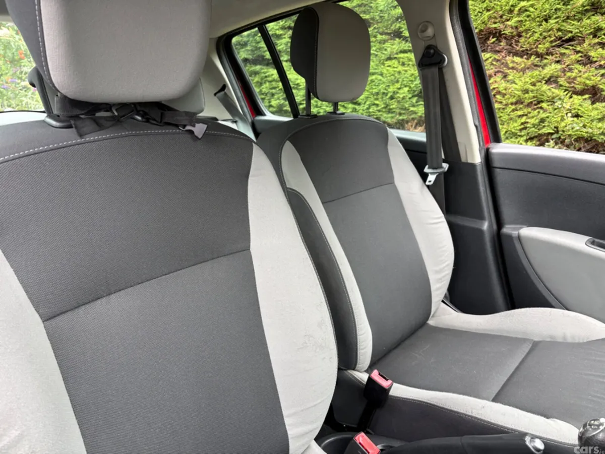 Renault Clio Hatchback, Gas, 2012, Red