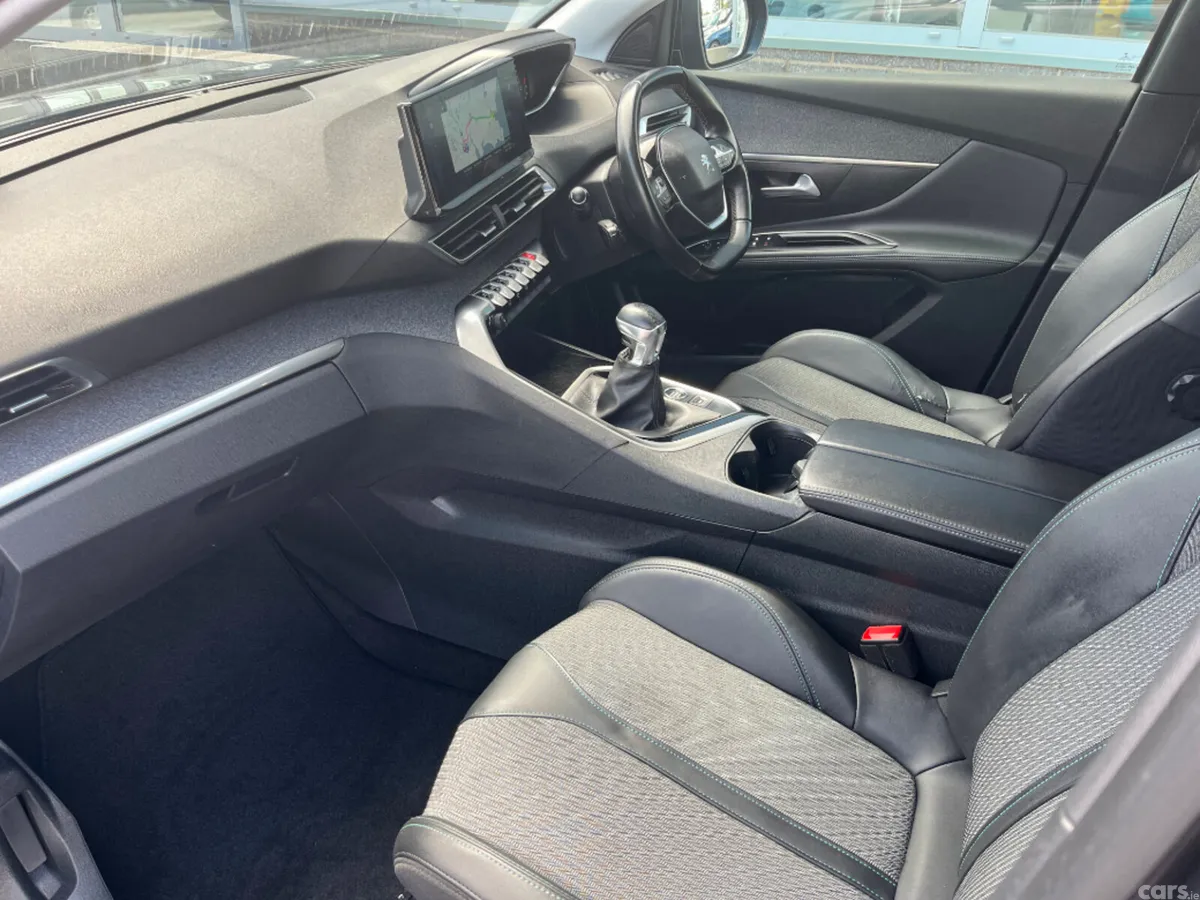 Peugeot 5008 MPV, Diesel, 2022, Grey