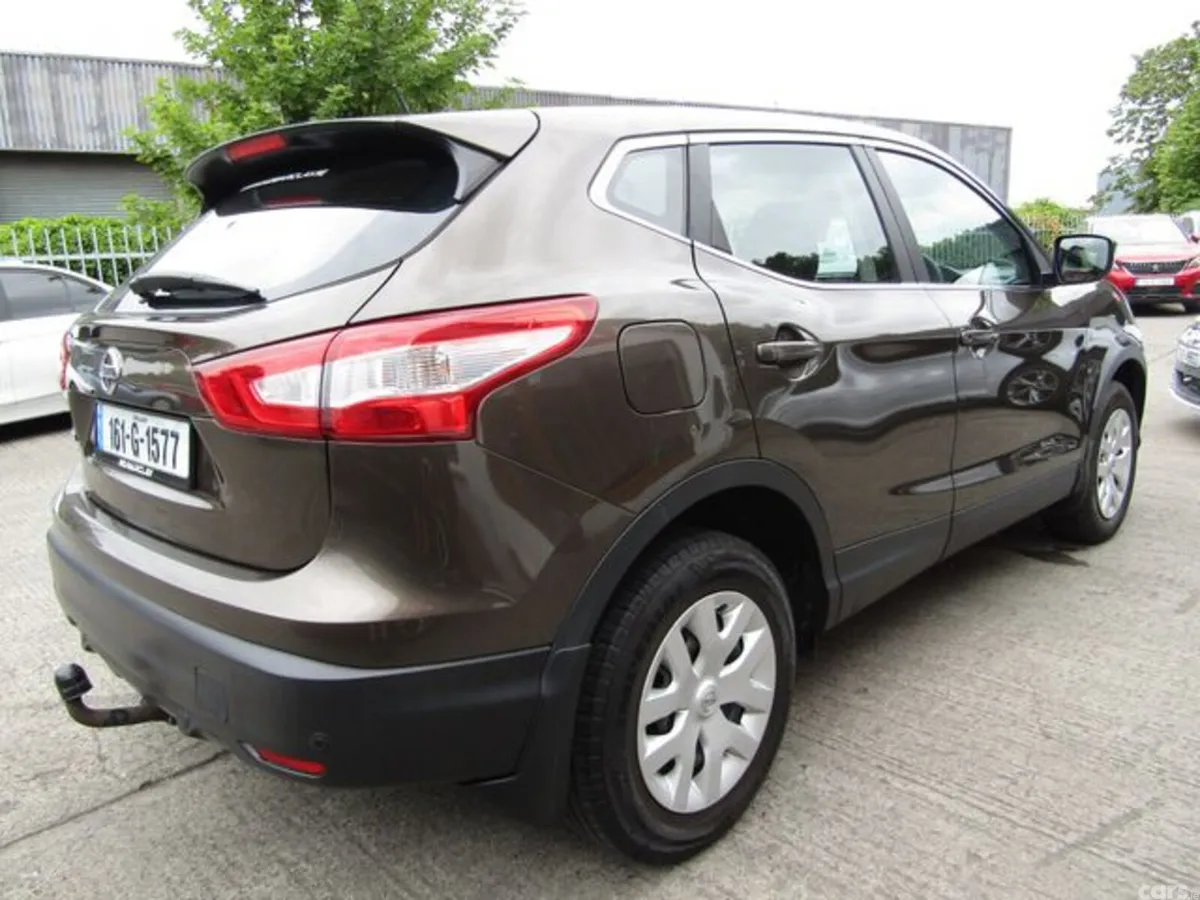 Nissan Qashqai MPV, Petrol, 2016, Brown