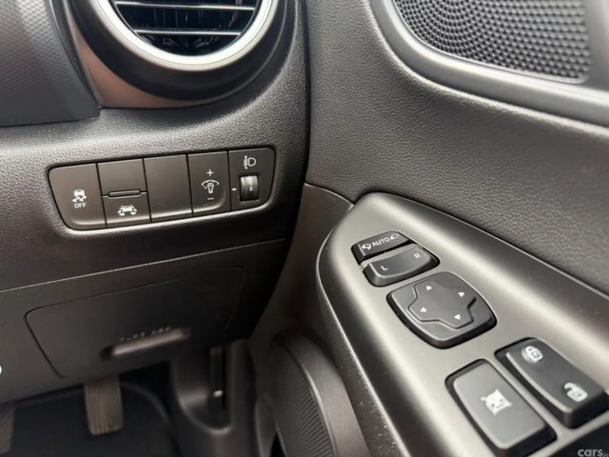 Hyundai KONA MPV, Petrol, 2021, White