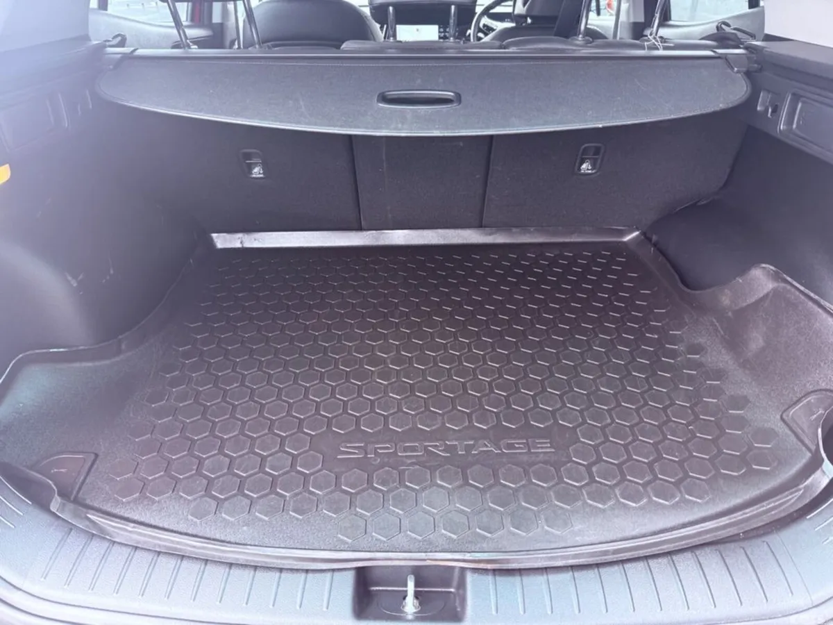 Kia Sportage MPV, Diesel Hybrid, 2023, Red