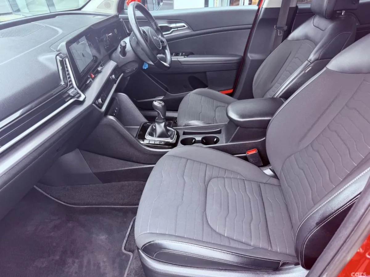 Kia Sportage MPV, Diesel Hybrid, 2023, Red