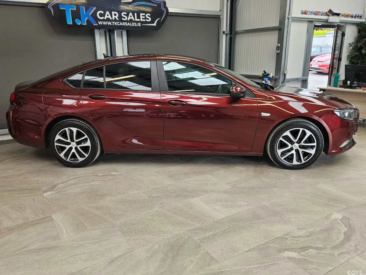 Opel Insignia Hatchback, Diesel, 2019, Red