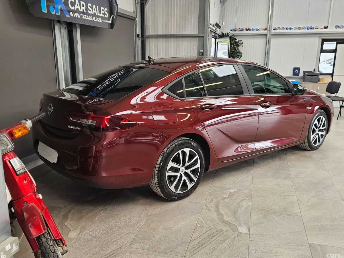 Opel Insignia Hatchback, Diesel, 2019, Red