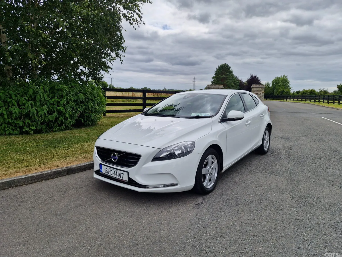 Volvo V40 Hatchback, Diesel, 2016, White