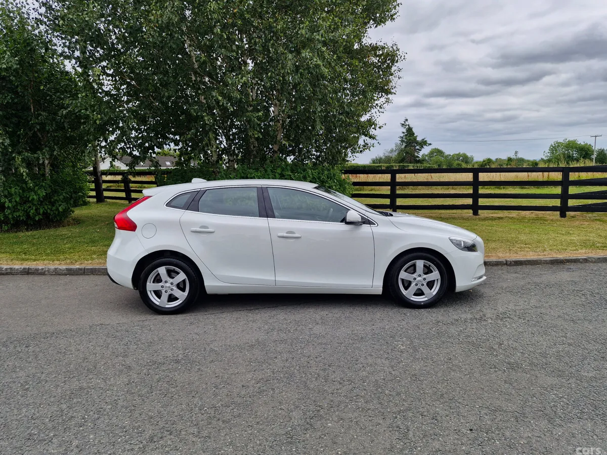 Volvo V40 Hatchback, Diesel, 2016, White