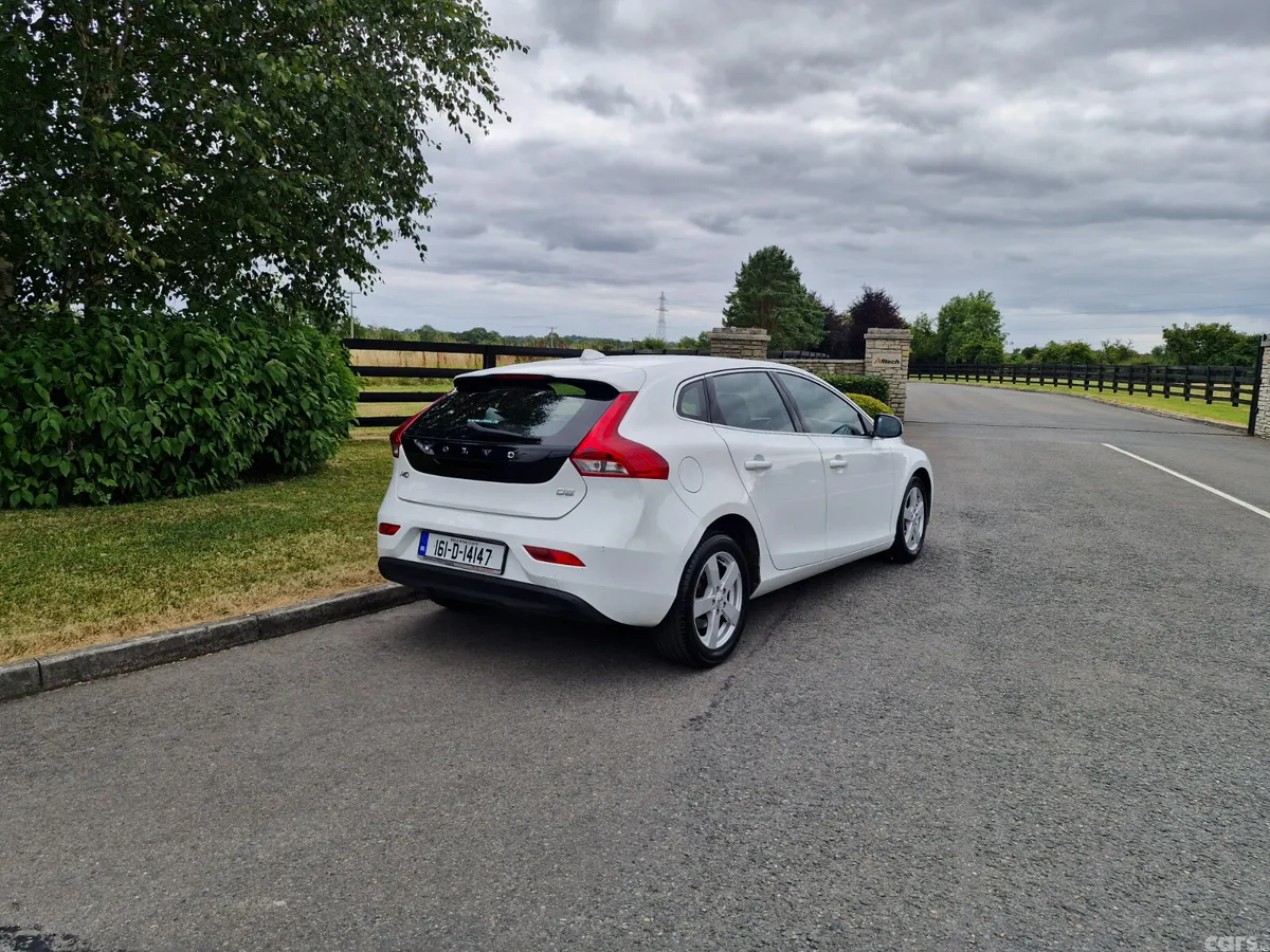 Volvo V40 Hatchback, Diesel, 2016, White