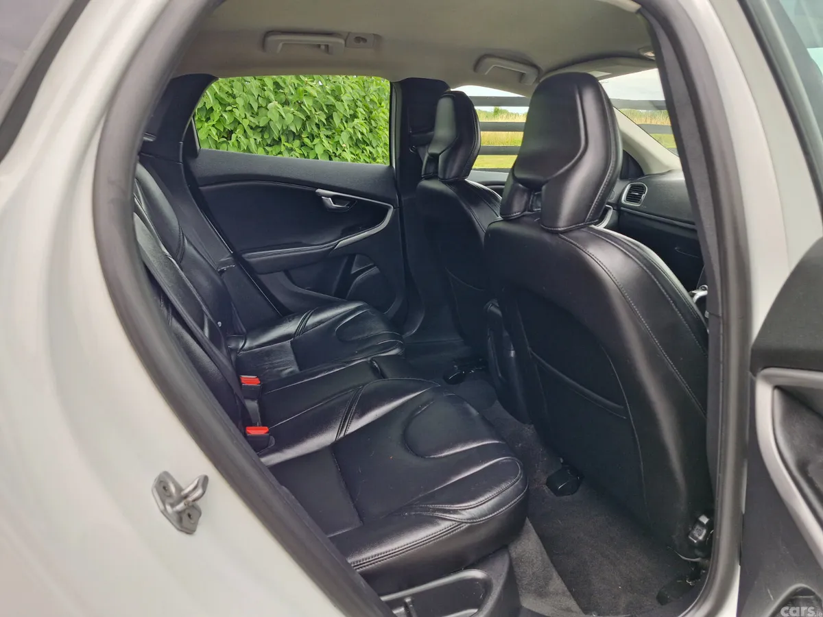 Volvo V40 Hatchback, Diesel, 2016, White