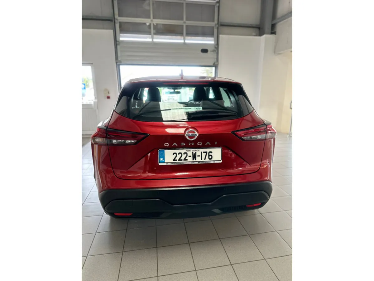 Nissan Qashqai MPV, Petrol, 2022, Red